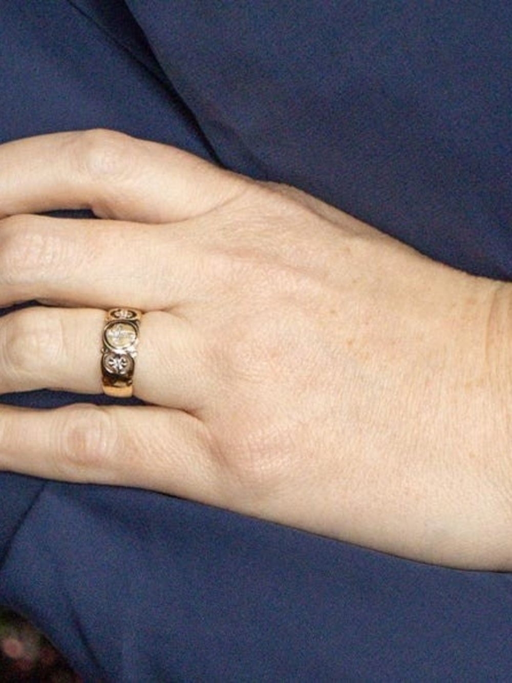 Vintage 14k Gold Cross Diamond Ring - Picture 4 of 6